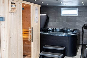 Private Hot Tub, Sauna, Ice Bath Gym Apartment
