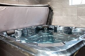 Private Hot Tub, Sauna, Ice Bath Gym Apartment