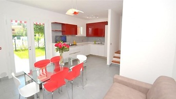 Terraced House With Swimming Pool