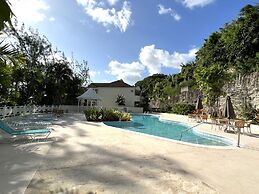 Rockley Golf 810 is a 2 Bedroom, 2 Bathroom 1st Floor Apartment With P