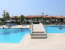 Flat With Lovely Garden in Residence With Pool