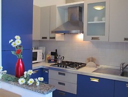 Flat With Lovely Garden in Residence With Pool