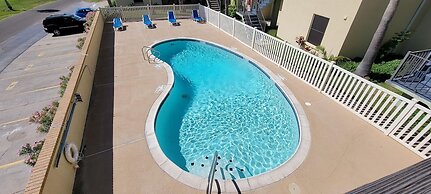 Clean Updated Condo w/ Pool 1/2 a Block to Beach 2 Bedroom Home by Red