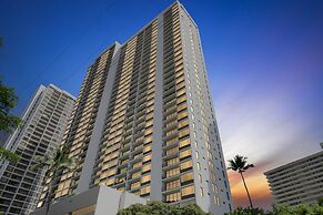 Waikiki Banyan High Level Condo With Sea Views & Resort Amenities 1 Be