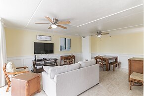 22nd Floor Condo with Stunning Ocean Views and Free Parking! by Koko R