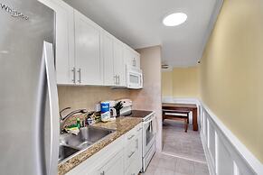 22nd Floor Condo with Stunning Ocean Views and Free Parking! by Koko R