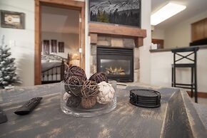 Palomino At Kicking Horse 2 Bedroom Cabin by Redawning