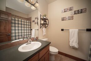 Palomino At Kicking Horse 2 Bedroom Cabin by Redawning