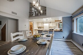 Killington Mountain Home! HotTub & 5 min to Skiing! 3 Bedroom Home by 