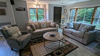 Killington Mountain Home! HotTub & 5 min to Skiing! 3 Bedroom Home by 
