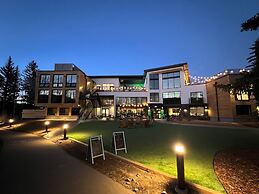 The Block Hotel & Commons