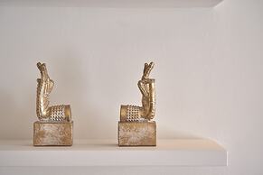 Chic n Bright 3 Bd Apt with Hilton View