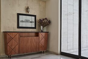 Chic n Bright 3 Bd Apt with Hilton View