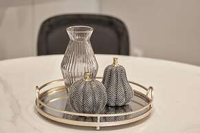 Chic n Bright 3 Bd Apt with Hilton View