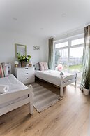 Fairlight - Charming Coastal Home on the Beach