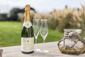 Fairlight - Charming Coastal Home on the Beach