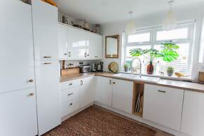 Fairlight - Charming Coastal Home on the Beach