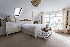 Fairlight - Charming Coastal Home on the Beach