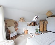 Fairlight - Charming Coastal Home on the Beach