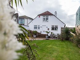 Fairlight - Charming Coastal Home on the Beach