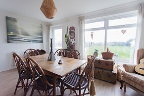 Fairlight - Charming Coastal Home on the Beach