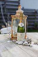 Fairlight - Charming Coastal Home on the Beach