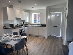 Beautiful 3-bed House in Derby With Parking