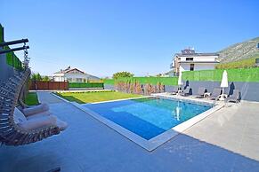 Stunning 4-bed Villa: Private Pool, Sauna & Hammam