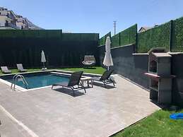 Stunning 4-bed Villa: Private Pool, Sauna & Hammam