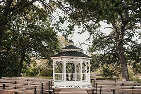 Towering Oaks Event & Retreat Center