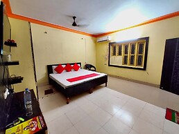 Goroomgo Moon CT Road Puri