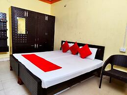 Goroomgo Moon CT Road Puri