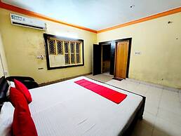 Goroomgo Moon CT Road Puri