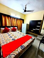 Goroomgo Moon CT Road Puri