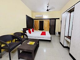 Goroomgo Moon CT Road Puri