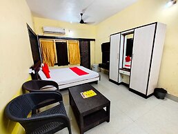 Goroomgo Moon CT Road Puri