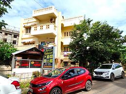 Goroomgo Moon CT Road Puri