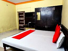 Goroomgo Moon CT Road Puri