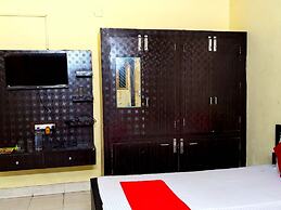 Goroomgo Moon CT Road Puri