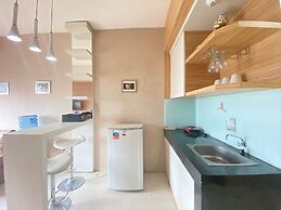 Cozy 2Br At Pinewood Apartment