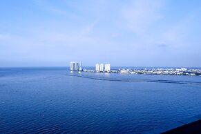 Comfort And Elegant 1Br Green Bay Condominium Apartment