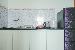 Comfort And Elegant 1Br Green Bay Condominium Apartment