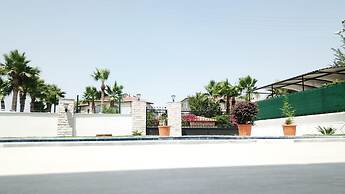 Stunning 4-bed Villa Grey 4 Bedrooms Private Pool