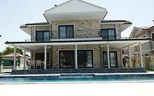 Stunning 4-bed Villa Grey 4 Bedrooms Private Pool