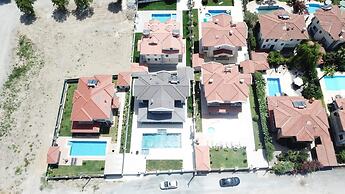 Stunning 4-bed Villa Grey 4 Bedrooms Private Pool