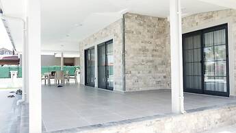 Stunning 4-bed Villa Grey 4 Bedrooms Private Pool