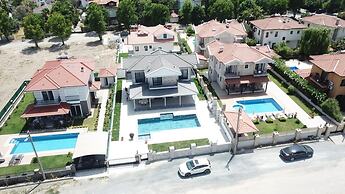 Stunning 4-bed Villa Grey 4 Bedrooms Private Pool