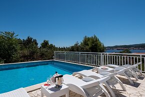 Holiday Villa Perna with Swimming Pool