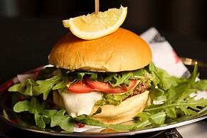 Courtyard By Marriott Melbourne Flagstaff Gardens