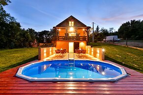 Jungle House With Pool and Hot Tub